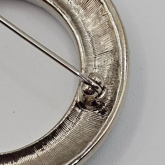 Vintage Unsigned Silver Toned Aqua Blue Rhinestone Circular Wreath Pin Brooch - Picture 14 of 16